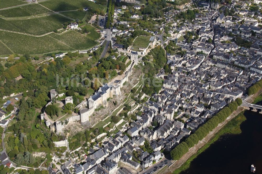 Chinon von oben - Burganlage des Schlosses Chateau de Chinon in Chinon in Centre-Val de Loire, Frankreich