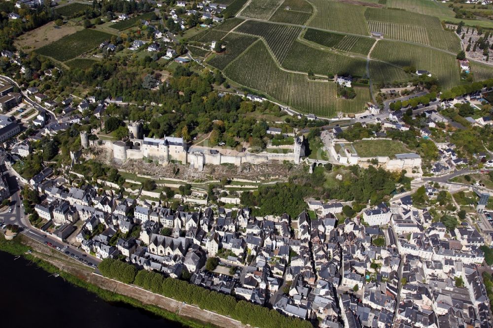 Chinon aus der Vogelperspektive: Burganlage des Schlosses Chateau de Chinon in Chinon in Centre-Val de Loire, Frankreich