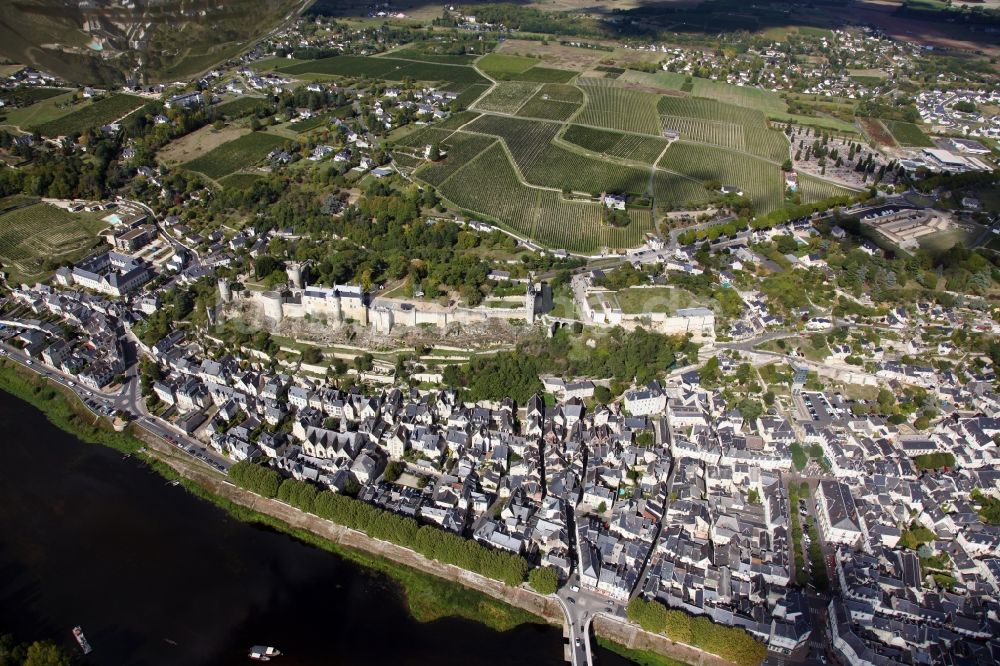 Luftbild Chinon - Burganlage des Schlosses Chateau de Chinon in Chinon in Centre-Val de Loire, Frankreich