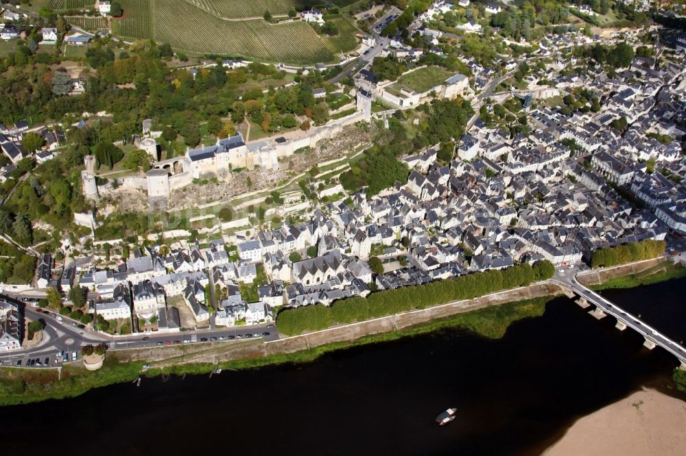 Luftbild Chinon - Burganlage des Schlosses Chateau de Chinon in Chinon in Centre-Val de Loire, Frankreich