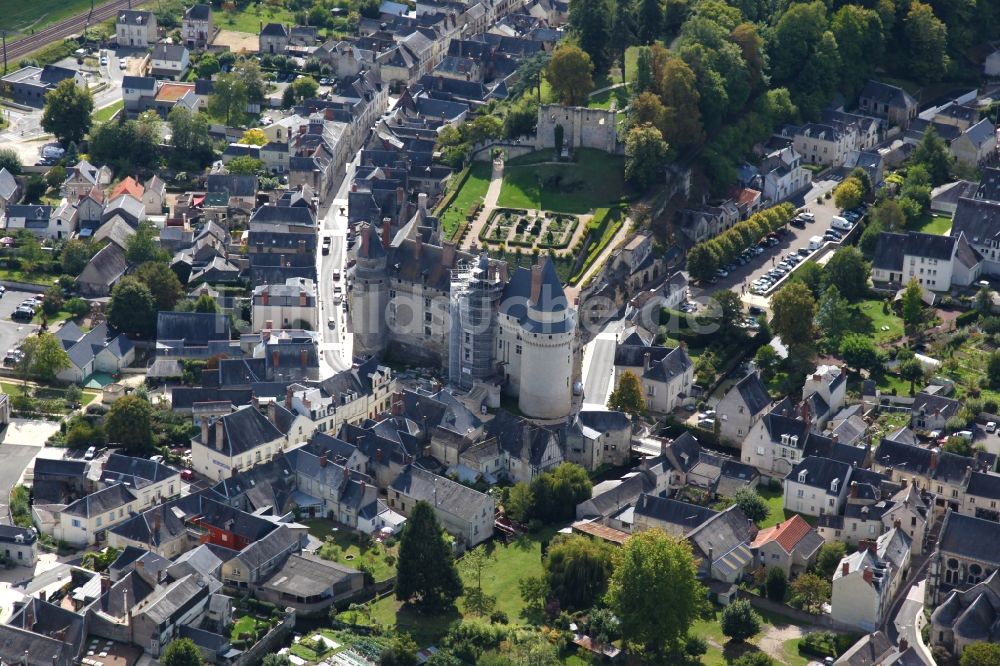 Langeais von oben - Burganlage des Schlosses Chateau Langeais in Langeais in Centre-Val de Loire, Frankreich