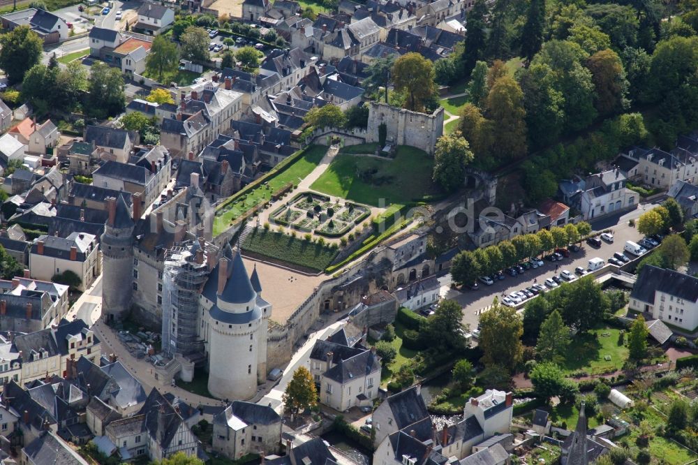 Langeais aus der Vogelperspektive: Burganlage des Schlosses Chateau Langeais in Langeais in Centre-Val de Loire, Frankreich