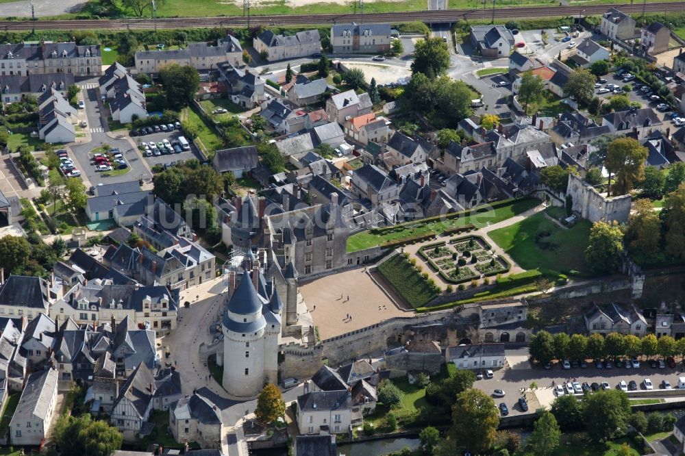 Luftbild Langeais - Burganlage des Schlosses Chateau Langeais in Langeais in Centre-Val de Loire, Frankreich