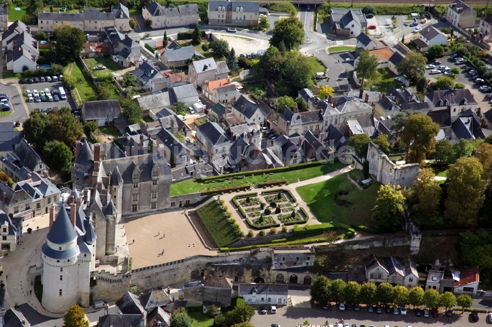 Luftaufnahme Langeais - Burganlage des Schlosses Chateau Langeais in Langeais in Centre-Val de Loire, Frankreich