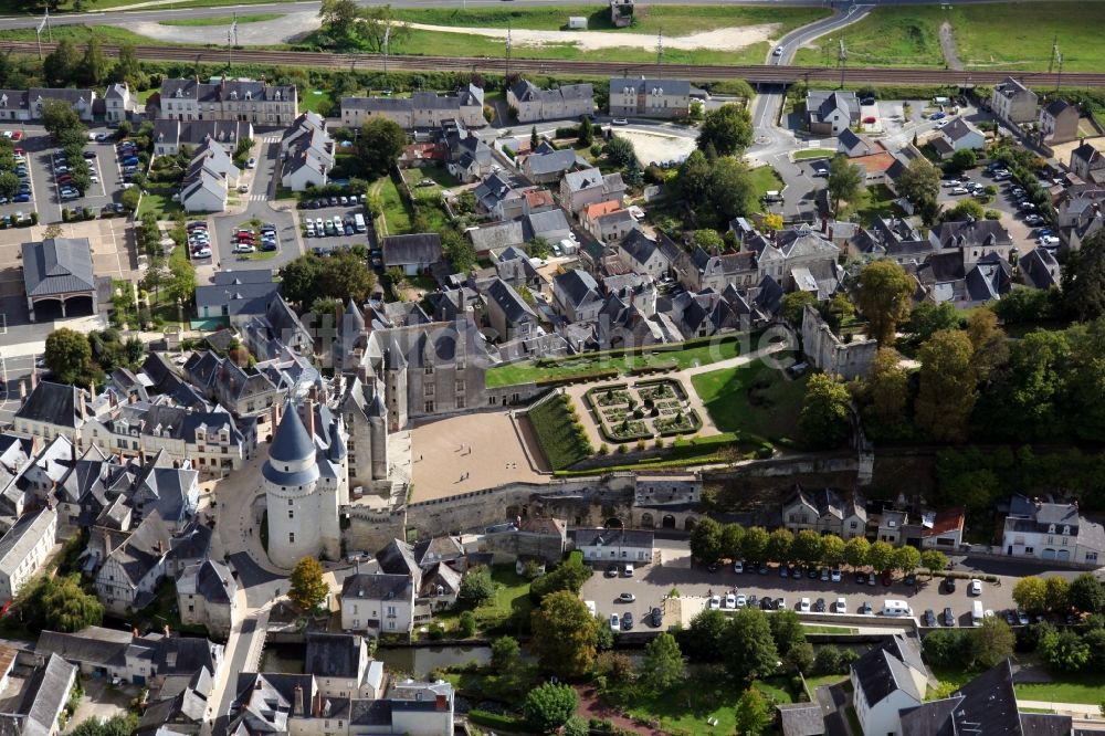 Langeais von oben - Burganlage des Schlosses Chateau Langeais in Langeais in Centre-Val de Loire, Frankreich