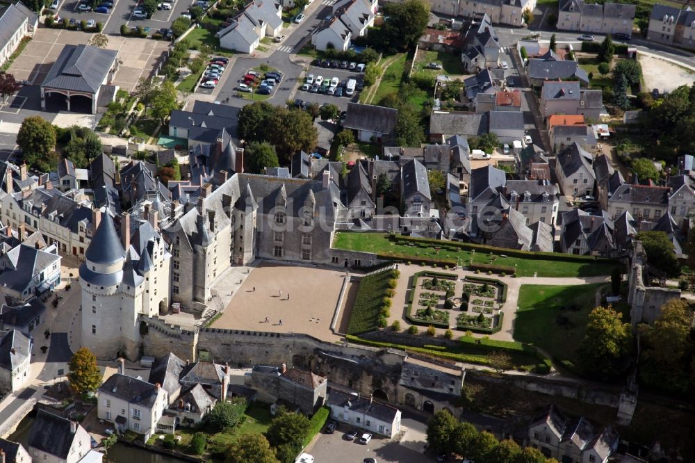 Langeais aus der Vogelperspektive: Burganlage des Schlosses Chateau Langeais in Langeais in Centre-Val de Loire, Frankreich