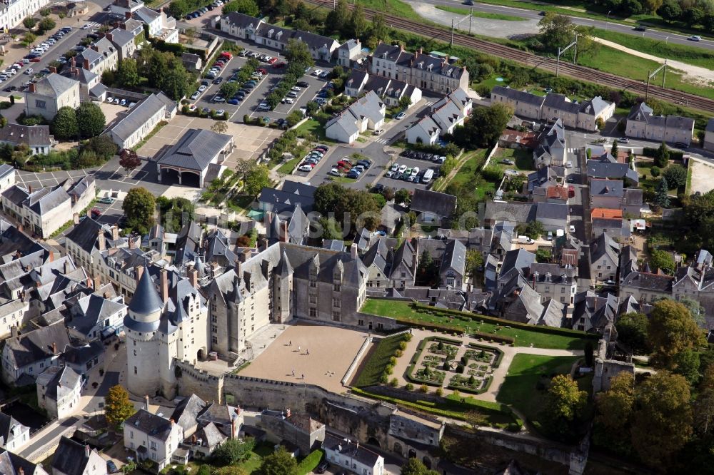Luftaufnahme Langeais - Burganlage des Schlosses Chateau Langeais in Langeais in Centre-Val de Loire, Frankreich