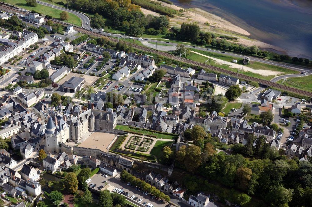 Langeais von oben - Burganlage des Schlosses Chateau Langeais in Langeais in Centre-Val de Loire, Frankreich