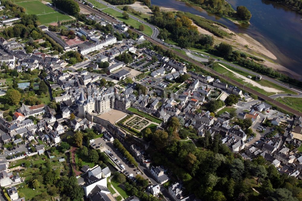 Langeais aus der Vogelperspektive: Burganlage des Schlosses Chateau Langeais in Langeais in Centre-Val de Loire, Frankreich