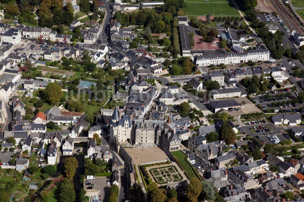 Langeais von oben - Burganlage des Schlosses Chateau Langeais in Langeais in Centre-Val de Loire, Frankreich