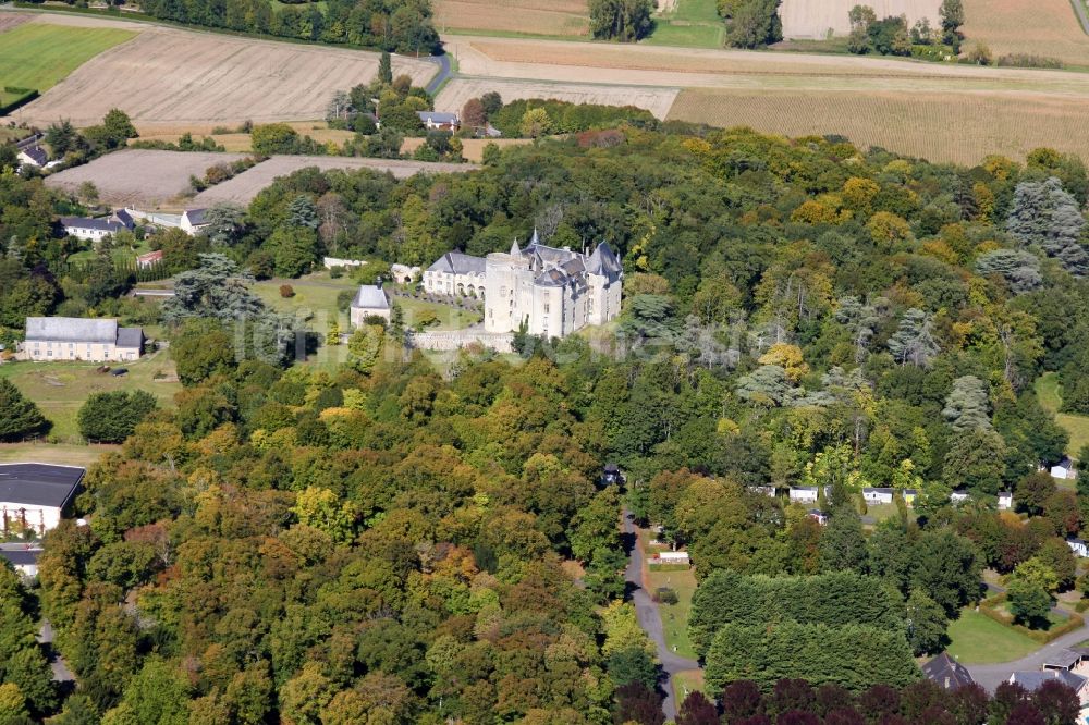 Luftaufnahme Coutures - Burganlage des Schlosses Chateau Montsabert im Ortsteil Montsabert in Coutures in Pays de la Loire, Frankreich