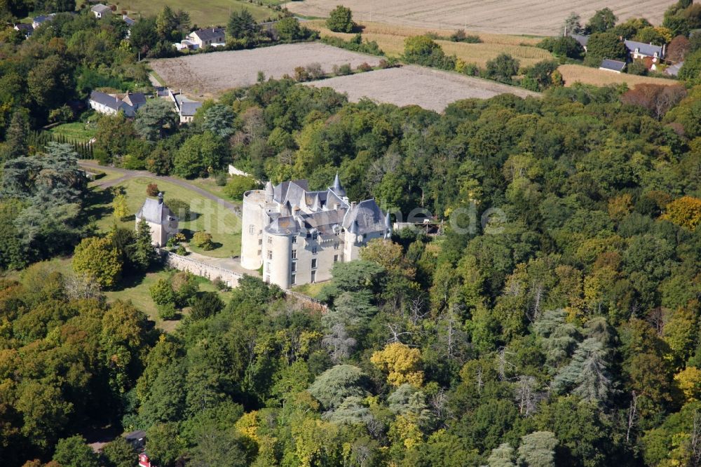 Coutures von oben - Burganlage des Schlosses Chateau Montsabert im Ortsteil Montsabert in Coutures in Pays de la Loire, Frankreich