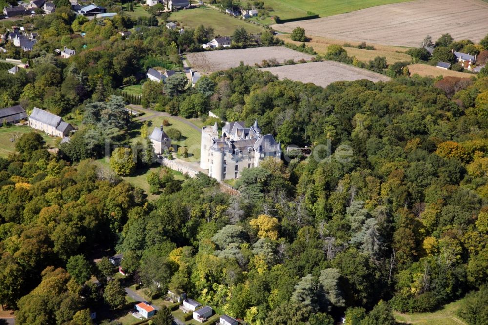 Coutures aus der Vogelperspektive: Burganlage des Schlosses Chateau Montsabert im Ortsteil Montsabert in Coutures in Pays de la Loire, Frankreich