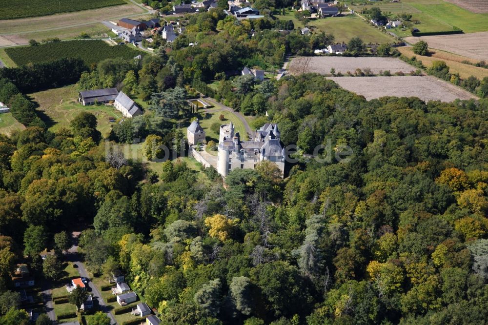 Luftaufnahme Coutures - Burganlage des Schlosses Chateau Montsabert im Ortsteil Montsabert in Coutures in Pays de la Loire, Frankreich