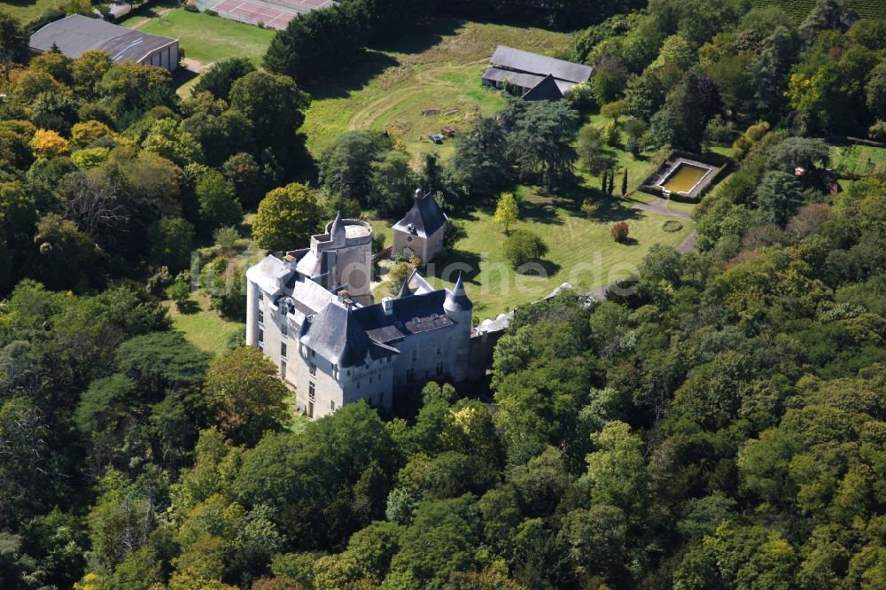 Coutures von oben - Burganlage des Schlosses Chateau Montsabert im Ortsteil Montsabert in Coutures in Pays de la Loire, Frankreich