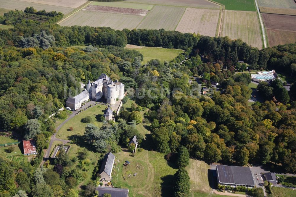 Luftaufnahme Coutures - Burganlage des Schlosses Chateau Montsabert im Ortsteil Montsabert in Coutures in Pays de la Loire, Frankreich