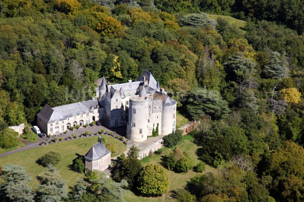 Coutures aus der Vogelperspektive: Burganlage des Schlosses Chateau Montsabert im Ortsteil Montsabert in Coutures in Pays de la Loire, Frankreich