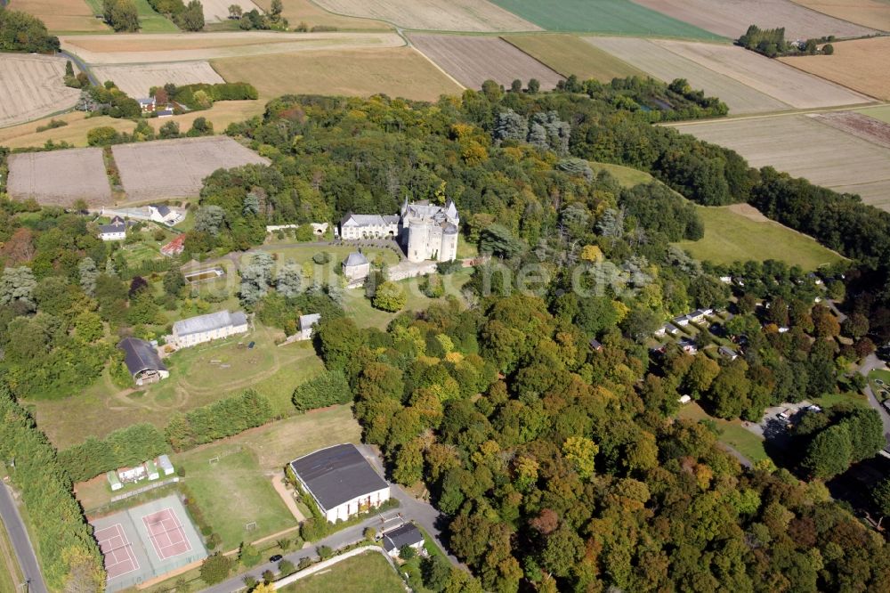 Luftaufnahme Coutures - Burganlage des Schlosses Chateau Montsabert im Ortsteil Montsabert in Coutures in Pays de la Loire, Frankreich