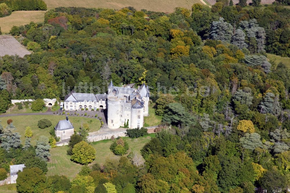 Coutures von oben - Burganlage des Schlosses Chateau Montsabert im Ortsteil Montsabert in Coutures in Pays de la Loire, Frankreich