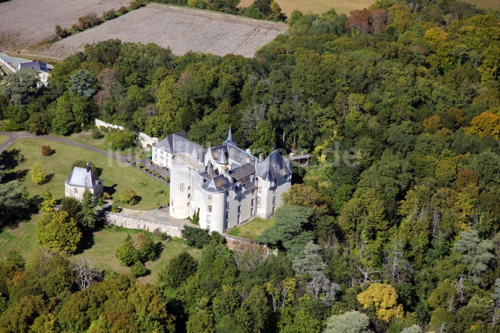 Luftbild Coutures - Burganlage des Schlosses Chateau Montsabert im Ortsteil Montsabert in Coutures in Pays de la Loire, Frankreich