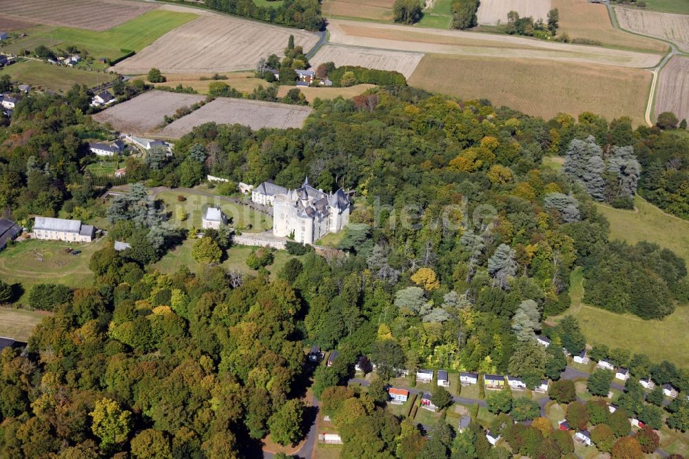 Luftaufnahme Coutures - Burganlage des Schlosses Chateau Montsabert im Ortsteil Montsabert in Coutures in Pays de la Loire, Frankreich