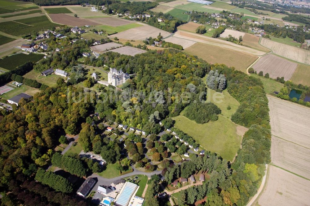 Coutures von oben - Burganlage des Schlosses Chateau Montsabert im Ortsteil Montsabert in Coutures in Pays de la Loire, Frankreich