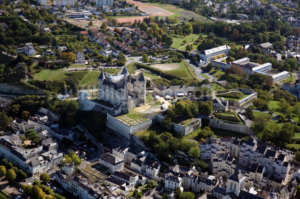 Saumur aus der Vogelperspektive: Burganlage des Schlosses Chateau Saumur in Saumur in Pays de la Loire, Frankreich