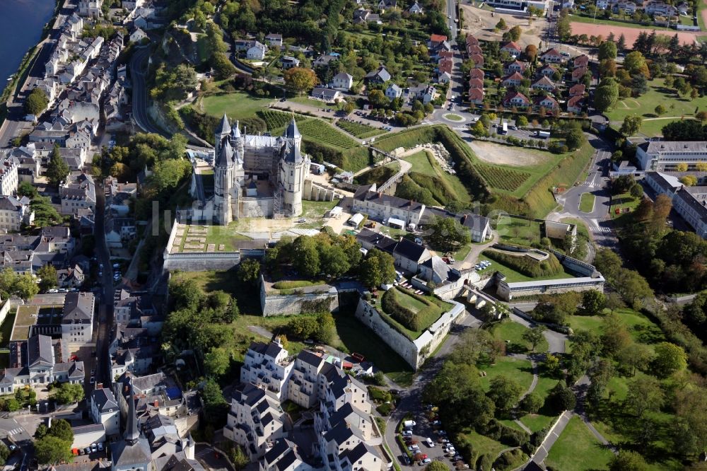 Luftaufnahme Saumur - Burganlage des Schlosses Chateau Saumur in Saumur in Pays de la Loire, Frankreich