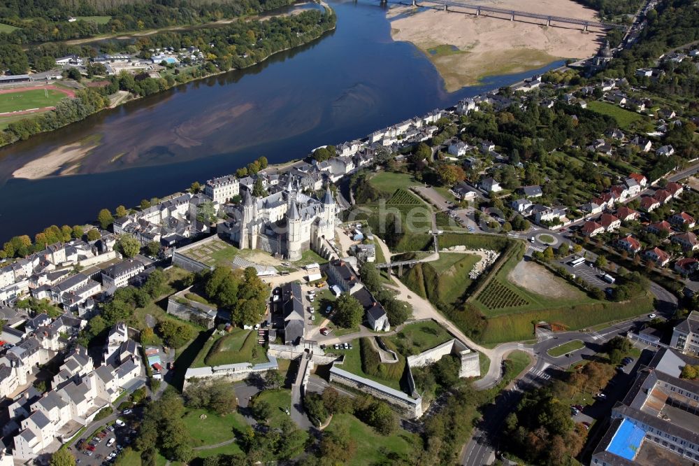 Saumur aus der Vogelperspektive: Burganlage des Schlosses Chateau Saumur in Saumur in Pays de la Loire, Frankreich