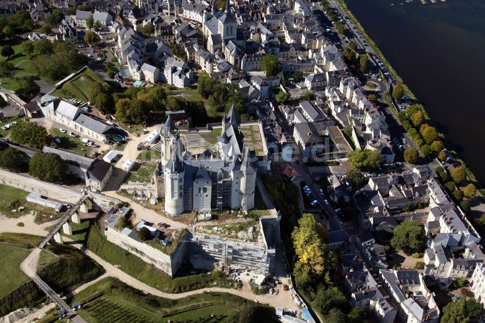 Luftaufnahme Saumur - Burganlage des Schlosses Chateau Saumur in Saumur in Pays de la Loire, Frankreich