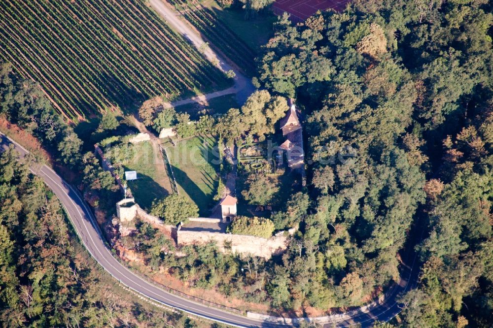 Battenberg (Pfalz) von oben - Burganlage der Veste Battenberg im Ortsteil Neuleiningen-Tal in Battenberg (Pfalz) im Bundesland Rheinland-Pfalz