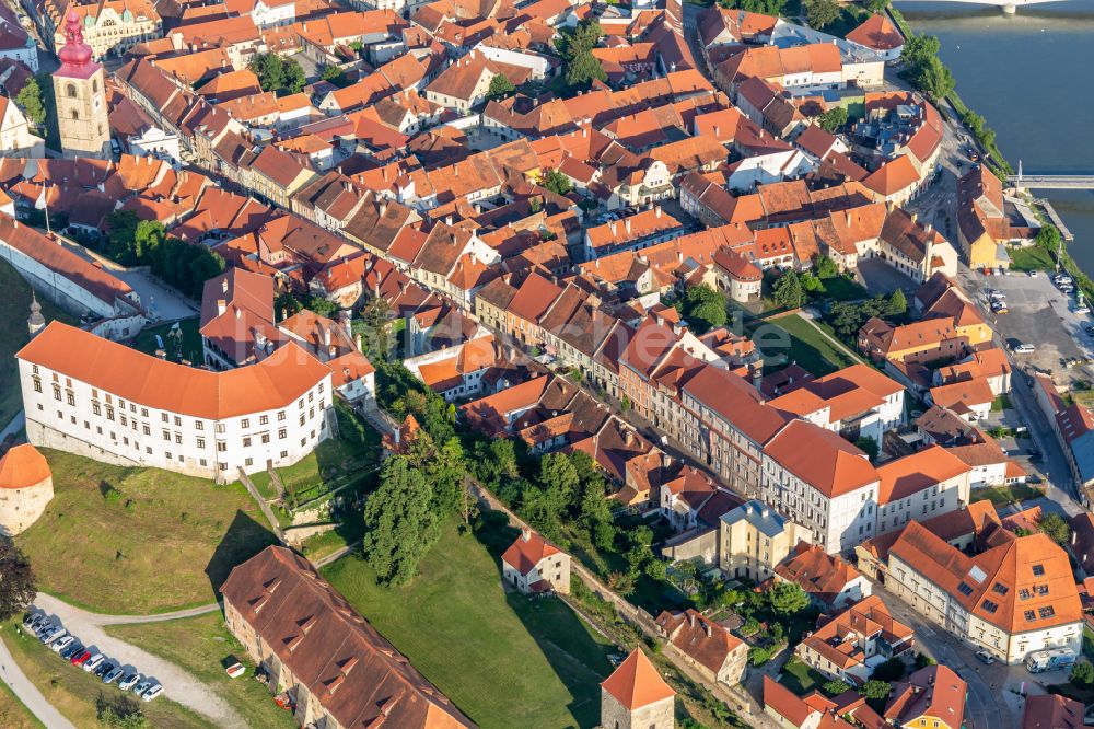 Luftbild Ptuj - Burganlage der Veste über der historischen Altstadt in Ptuj in Slowenien