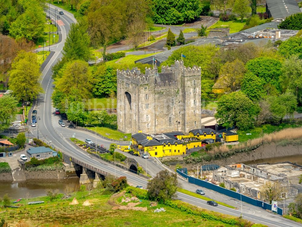 Bunratty von oben - Burganlage der Veste Bunratty Castle in Bunratty in Clare, Irland