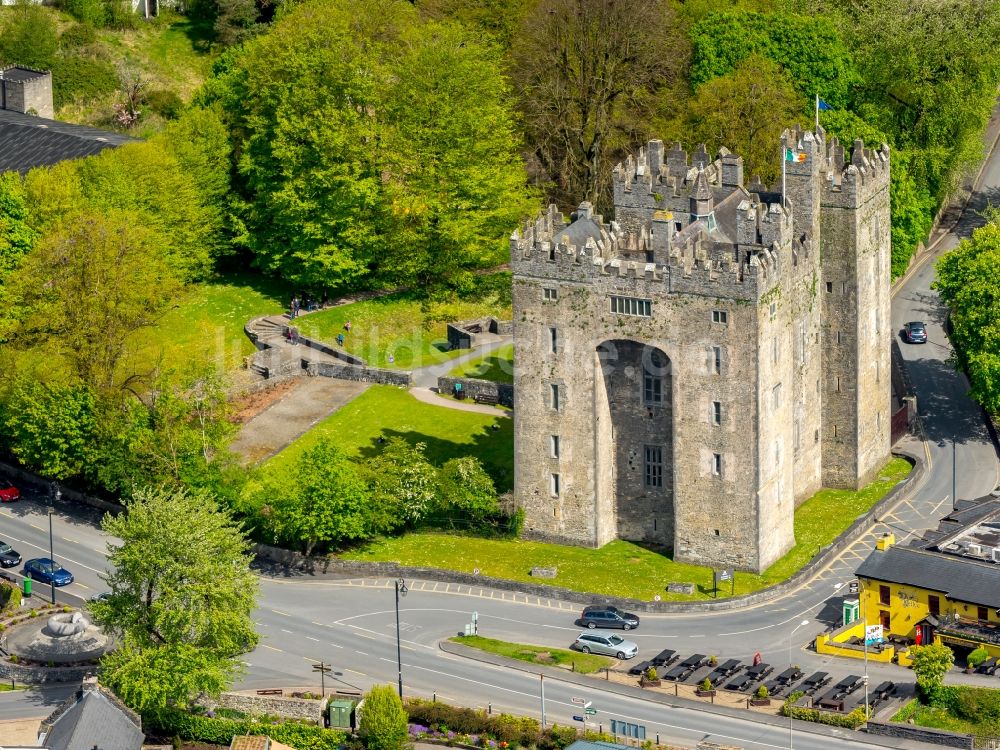 Bunratty aus der Vogelperspektive: Burganlage der Veste Bunratty Castle in Bunratty in Clare, Irland