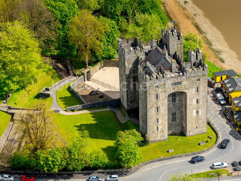 Luftaufnahme Bunratty - Burganlage der Veste Bunratty Castle in Bunratty in Clare, Irland