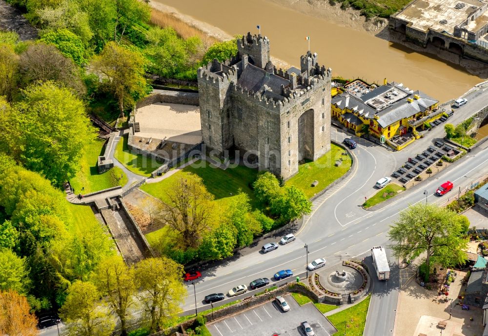 Bunratty von oben - Burganlage der Veste Bunratty Castle in Bunratty in Clare, Irland