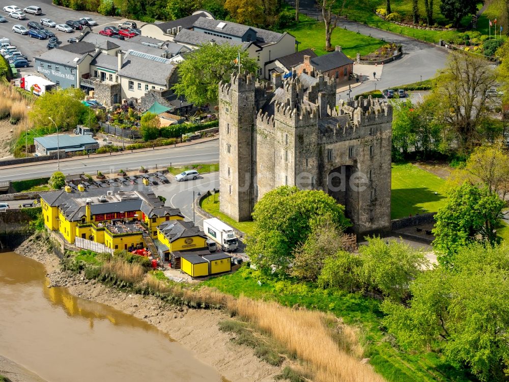 Bunratty aus der Vogelperspektive: Burganlage der Veste Bunratty Castle in Bunratty in Clare, Irland