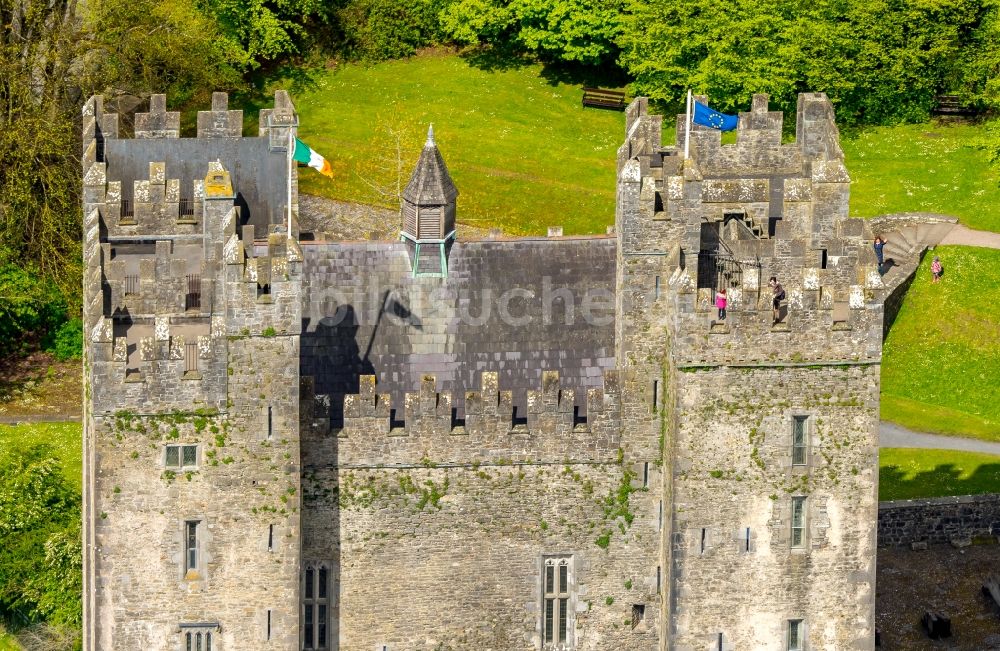 Luftbild Bunratty - Burganlage der Veste Bunratty Castle in Bunratty in Clare, Irland