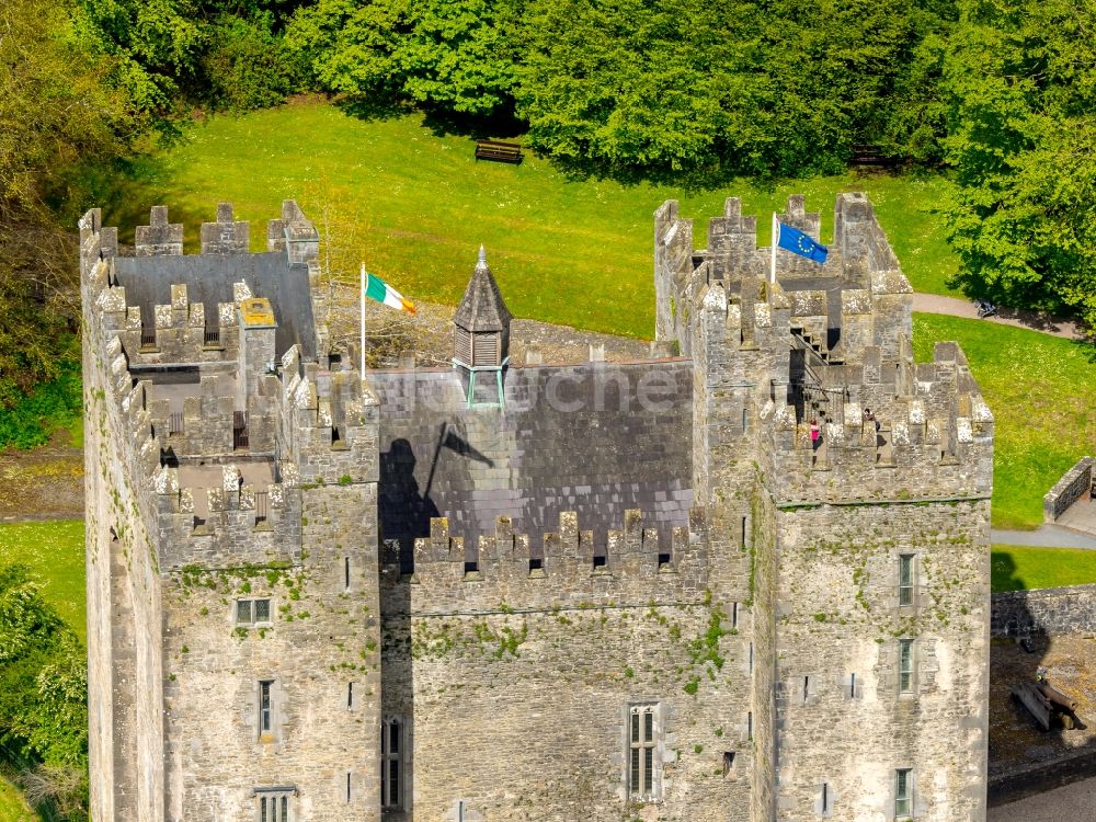 Luftaufnahme Bunratty - Burganlage der Veste Bunratty Castle in Bunratty in Clare, Irland