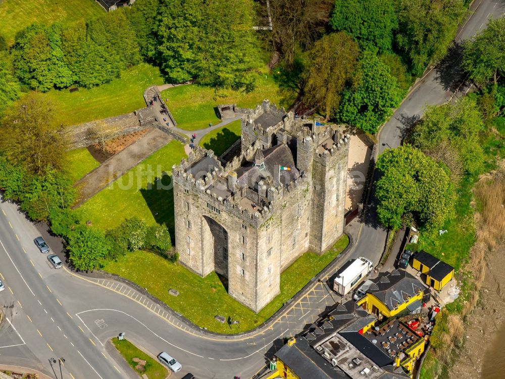 Bunratty aus der Vogelperspektive: Burganlage der Veste Bunratty Castle in Bunratty in Clare, Irland