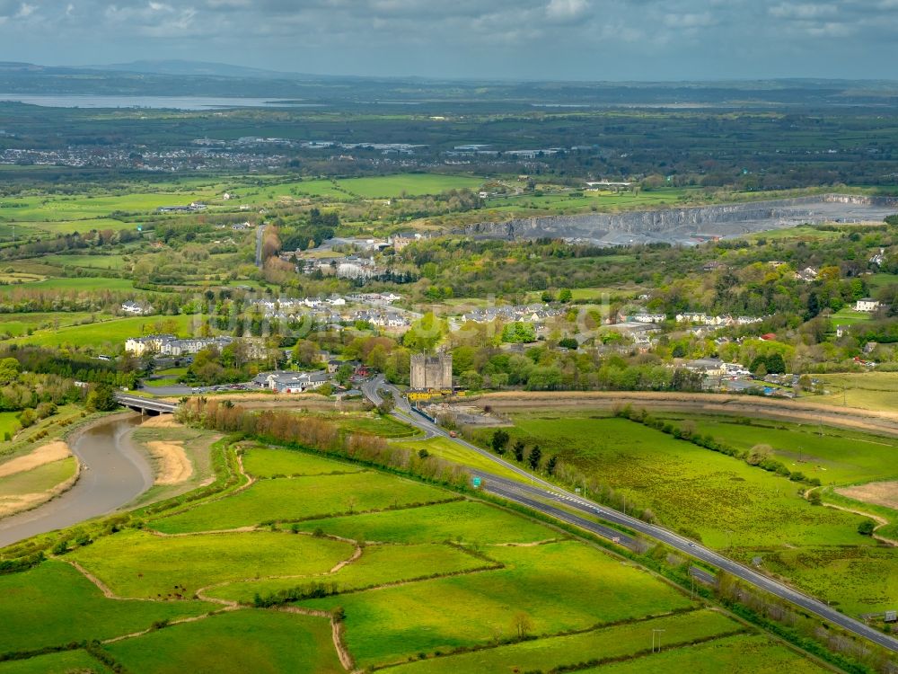 Bunratty aus der Vogelperspektive: Burganlage der Veste Bunratty Castle in Bunratty in Clare, Irland