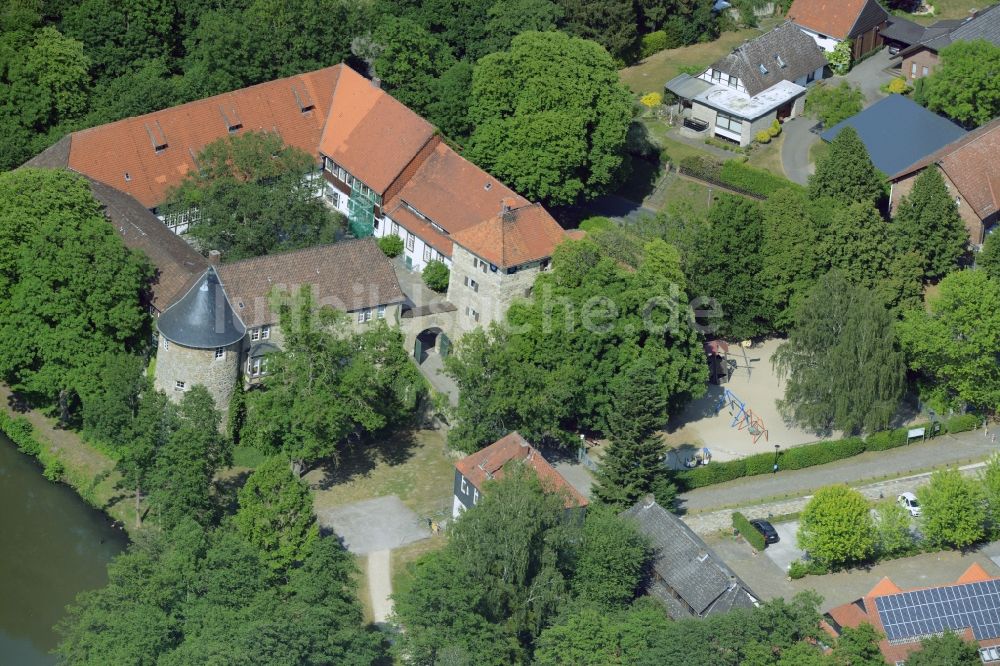 Wolfsburg aus der Vogelperspektive: Burganlage der Veste Burg Neuhaus in Wolfsburg im Bundesland Niedersachsen