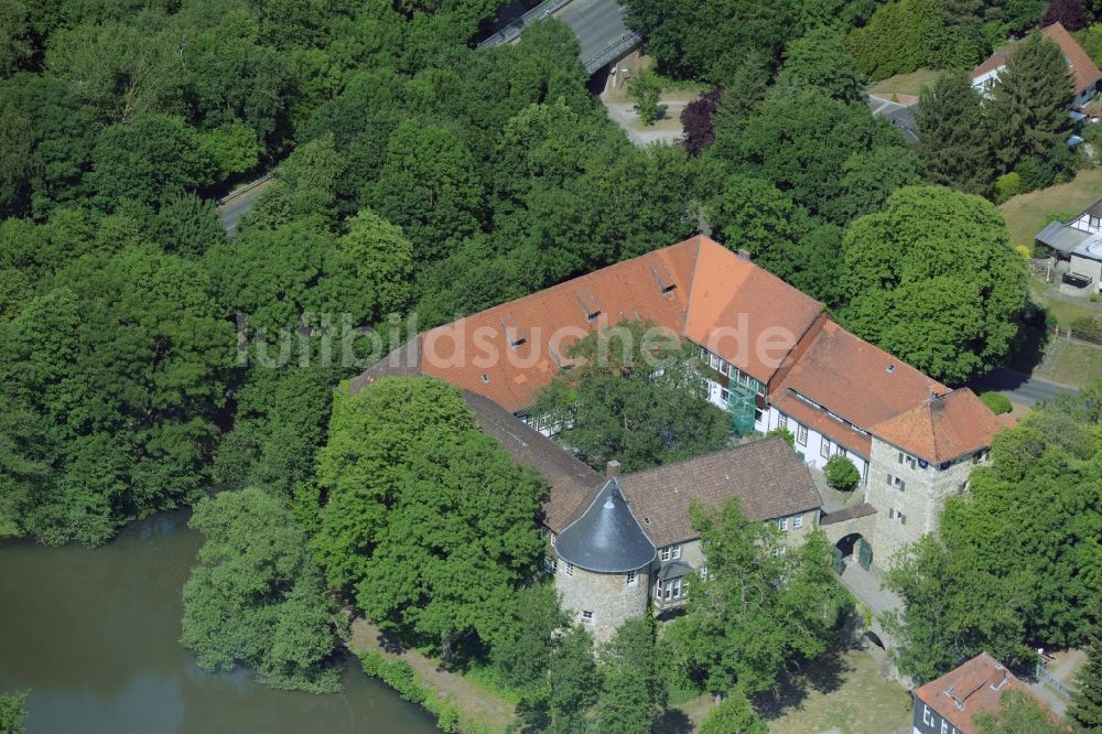 Wolfsburg aus der Vogelperspektive: Burganlage der Veste Burg Neuhaus in Wolfsburg im Bundesland Niedersachsen