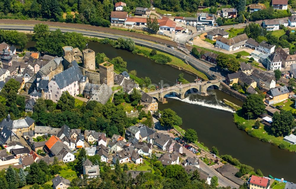 Luftbild Runkel - Burganlage der Veste Burg Runkel am Schloßplatz in Runkel im Bundesland Hessen