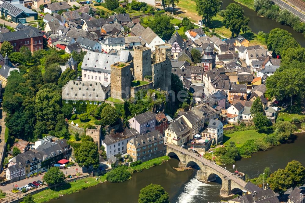 Luftaufnahme Runkel - Burganlage der Veste Burg Runkel am Schloßplatz in Runkel im Bundesland Hessen