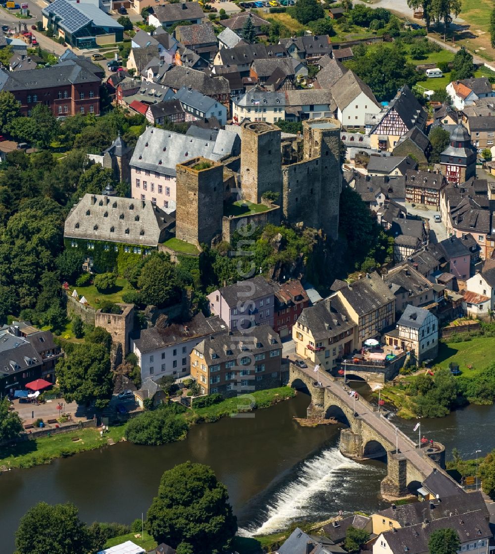 Runkel von oben - Burganlage der Veste Burg Runkel am Schloßplatz in Runkel im Bundesland Hessen