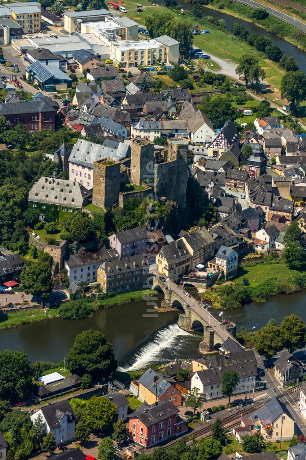 Runkel aus der Vogelperspektive: Burganlage der Veste Burg Runkel am Schloßplatz in Runkel im Bundesland Hessen