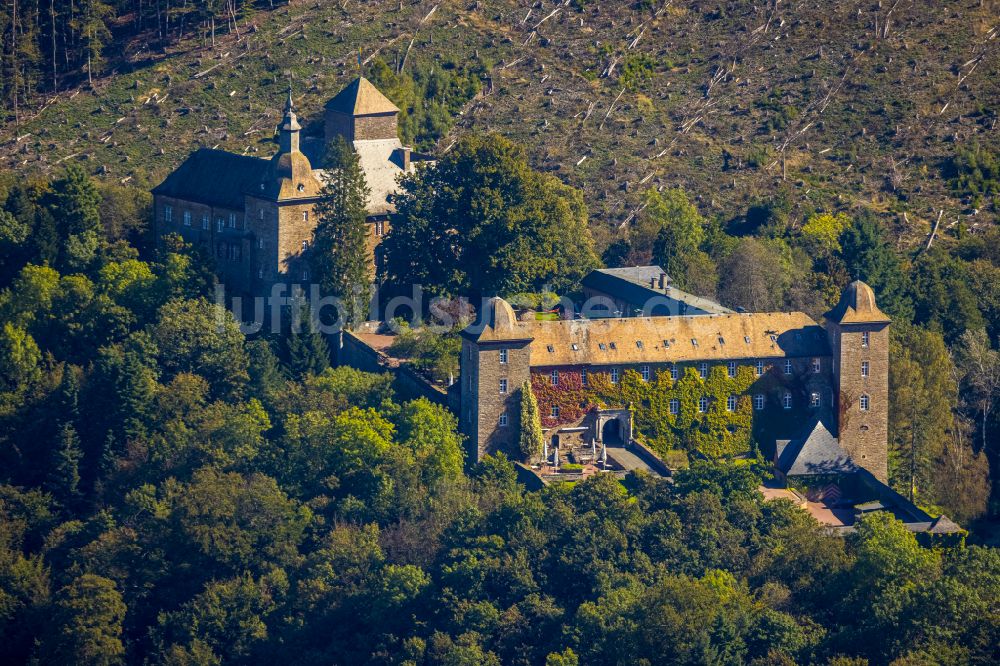 Schnellenberg von oben - Burganlage der Veste Burghotel Schnellenberg in Schnellenberg im Bundesland Nordrhein-Westfalen, Deutschland