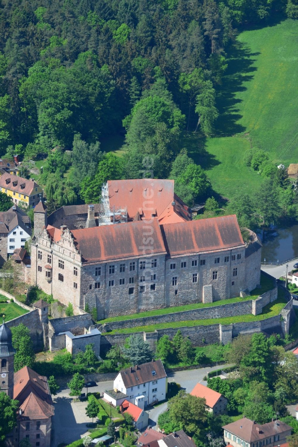 Cadolzburg von oben - Burganlage der Veste in Cadolzburg im Bundesland Bayern