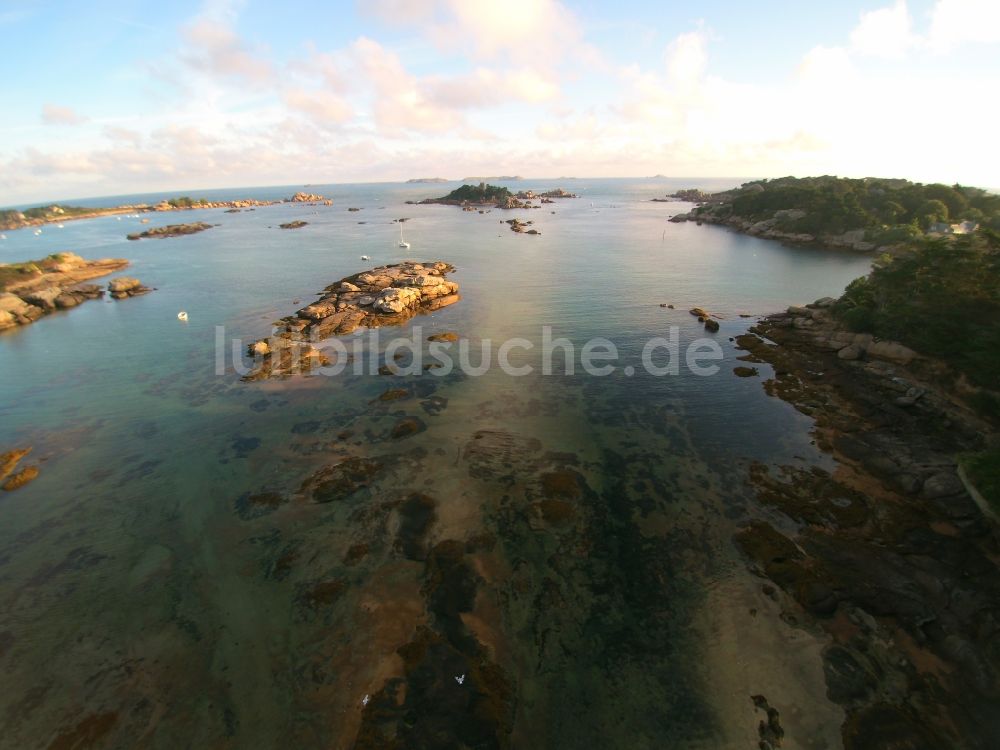 Luftbild Perros-Guirec - Burganlage der Veste Château de Costaérès an der Küste des Atlantischen Ozean in der in Perros-Guirec in Bretagne, Frankreich